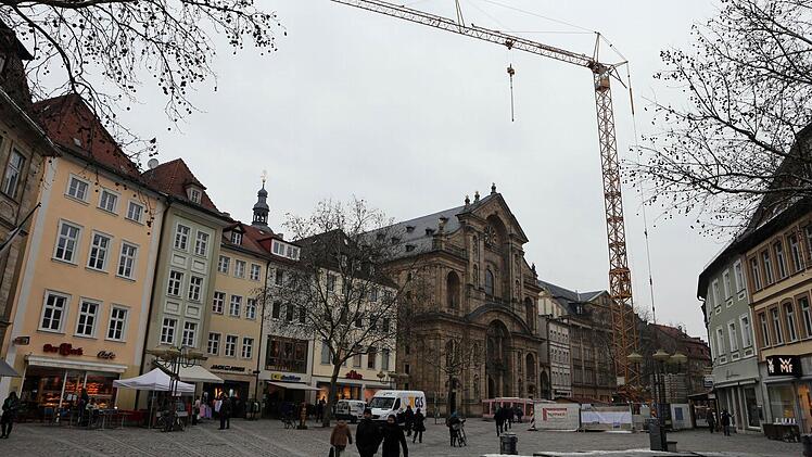 Der Kran in der Fußgängerzone gehört zur Baustelle Grüner Markt 6.
