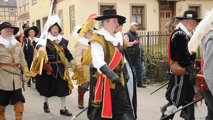 Ein bunter Zug uniformierter Kommandanten der Land- und B&uuml;rgerwehren aus Bayern ergoss sich am Samstagvormittag anl&auml;sslich der in K&ouml;nigsberg stattfindenden Kommandantentagung durch die Altstadt