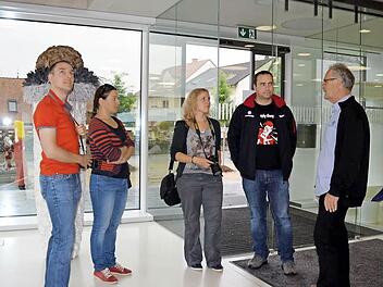 Architekt Norbert Wirkner (rechts) erläutert Besuchern den Eingangsbereich des Strullendorfer Bürgerhauses. Foto: Andrea Spörlein