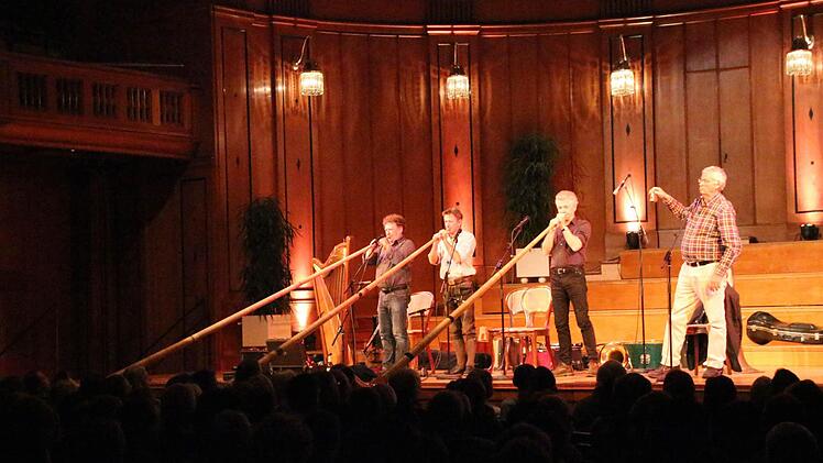 Die Well-Brüder Christoph, Karl und Michael bei ihrem Auftritt im Bad Kissinger Regentenbau, daneben Gerhard Polt.  Foto: Ralf Ruppert
