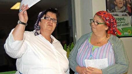 Angie (Angela Platsch, links) und Gabi (Gabriele Jahn) schauen auf den Schreibtischen und in Papierkörben ihrer Chefs nach, was es dort Interessantes gibt und machen sich ihren Reim darauf. Foto: Helke Renner