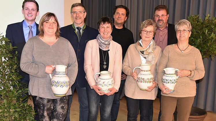 Für langjähriges und außergewöhnliches Engagement erhielten die Mitglieder Blumenkrüge überreicht (von links): Bürgermeister der Stadt Bad Rodach, Tobias Ehrlicher, Tanja Pohl vom Obst- und Gartenbauverein Obersiemau-Birkach (nahm Ehrung für Dieter Bauer entgegen), Landrat Michael Busch, Elvira Angermüller, Thomas Neder, Hannelore Geuther, Reiner Brückner (Zweiter Vorsitzender) und Lyane Pachale. Foto: Gabi Arnold