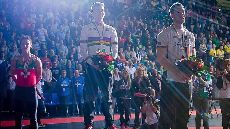 Lukas Kohl auf dem Siegertreppchen. Rechts der zweitplatzierte Michael Niedermeier, links der Bronzemedaillengewinner aus der Schweiz. Foto: O. Stoll/dieSportFotografen.de
