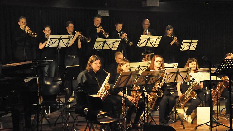 Die John-Philipps-Bigband Münnerstadt, unter der Leitung von Thomas Reuß, bestritt den ersten Teil des Konzertes mit feuriger Musik. Foto: Peter Klopf