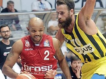 Ricky Hickman (mit Ball) zieht an Fenerbahces italienischem Topstar Luigi Datome vorbei. Foto: tv