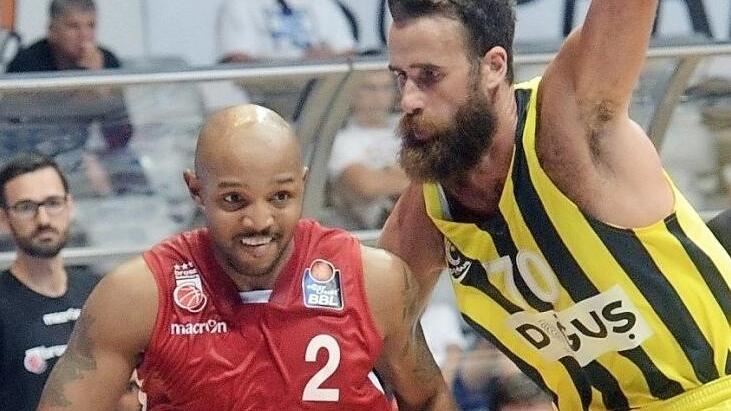 Ricky Hickman (mit Ball) zieht an Fenerbahces italienischem Topstar Luigi Datome vorbei. Foto: tv