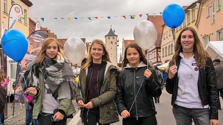 "Es ist cool und es macht Spaß", schilderten Emily, Vanessa, Julia und Milena aus der Gemeinde Knetzgau das Haßfurter Straßenfest.