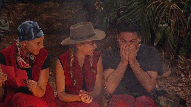 R&uuml;hrende Szenen bei RTL? Im Dschungelcamp erreicht Matthias Mangiapane ein Brief seines Lebensgef&auml;hrten. Doch war das wirklich ein echter Heiratsantrag? Foto: MG RTL D