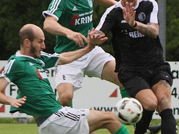 Florian Gundelsheimer und Stefan N&ouml;thling (v.l.) stemmen sich gegen den Eltersdorfer Tobias Herzner. Trotzdem setzte es im Hinspiel eine deutliche 0:3-Niederlage. Foto: G&uuml;nther Geiling