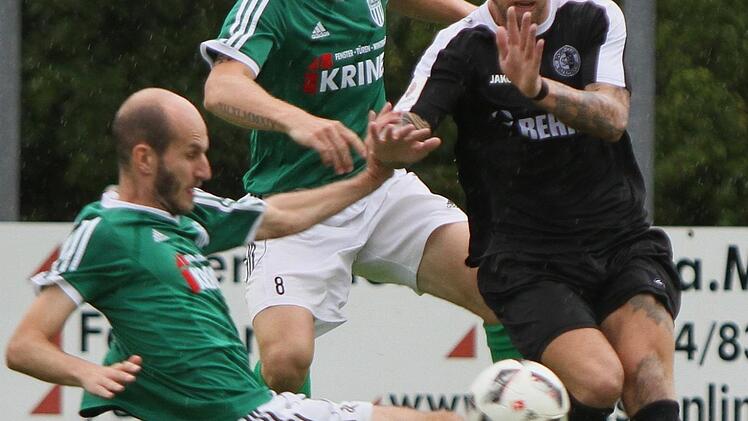 Florian Gundelsheimer und Stefan N&ouml;thling (v.l.) stemmen sich gegen den Eltersdorfer Tobias Herzner. Trotzdem setzte es im Hinspiel eine deutliche 0:3-Niederlage. Foto: G&uuml;nther Geiling