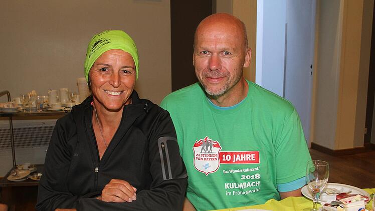 Doris B&ouml;ckler aus Pleinfeld und Andreas Zinner aus Darmstadt fr&uuml;hst&uuml;cken in aller Ruhe in der Stammberger-Halle. Beide haben durchgehalten. Foto: Sonny Adam