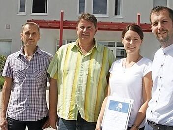 Sie wollen einen wirtschaftlichen und sicheren Betrieb und haben sich deshalb zertifzieren lassen. Im Bild von links: Jörg Eberlein, Peter Mühlherr, Sabrina und Peter Heinz. Foto: Veronika Schadeck