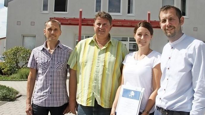 Sie wollen einen wirtschaftlichen und sicheren Betrieb und haben sich deshalb zertifzieren lassen. Im Bild von links: Jörg Eberlein, Peter Mühlherr, Sabrina und Peter Heinz. Foto: Veronika Schadeck