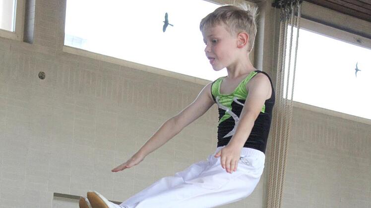 Die Jungs, hier Jakob Vollrath, sind beim Trampolinturnen in der Minderheit. Insgesamt 20 bis 25 Kinder und Jugendliche sind aktuell beim TV Weidhausen aktiv.  Foto: Alexandra Kemnitzer