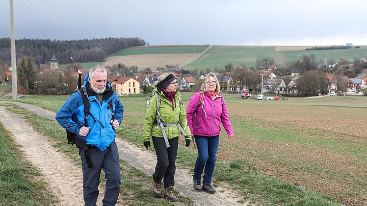 Dieter Sawinsky, Susanne Maaß und Ulrike Wilke auf dem letzten Stück des Jakobswegs Richtung Kirchschletten. Foto: Barbara Herbst