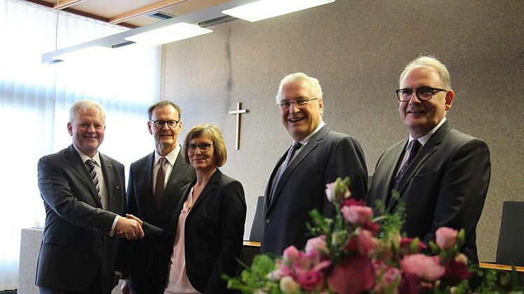 Das Amtsgericht  Erlangen hat mit Helmut Köhler einen neuen Direktor (Zweiter v.l. neben  Vorgängerin Margit Zorn). Es gratulieren (v.l.) Thomas Dickert, Oberlandesgerichtspräsident, Innenminister Joachim Herrmann und Roland Glass, Präsident des Landgerichts.