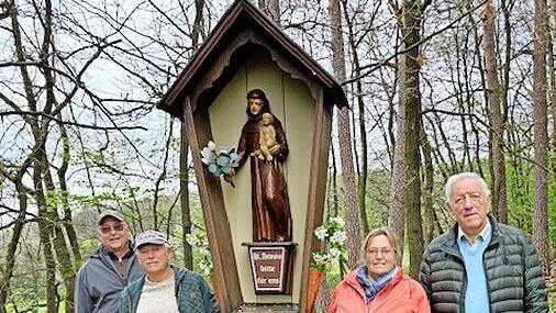 Der Verein f&uuml;r Gartenbau und Landespflege in Oberthulba k&uuml;mmert sich um das Umfeld des Bildstocks. Jetzt wurde der Hl. Antonius restauriert. Im Bild von links: Zweiter Vorsitzender Wolfgang Reidelbach, Ludwig Schneider, Erste Vorsitzende Margot Sc...