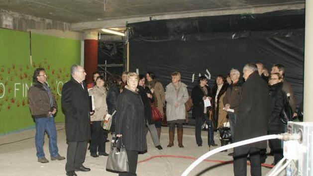 Hier entsteht ein offener Begegnungsraum für die Schüler, der ein Stück weit das Pädagogische Zentrum ersetzen soll. Die Verbandsräte des Zweckverbandes schauten sich die Baustelle gestern an.  Fotos: sw