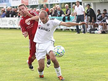 Florian Gundelsheimer (weißes Trikot) erzielte gegen Ammerthal den einzigen Sander Treffer und will diesmal mit seinen Mannschaftskameraden die ersten Punkte nach der Winterpause einfahren.