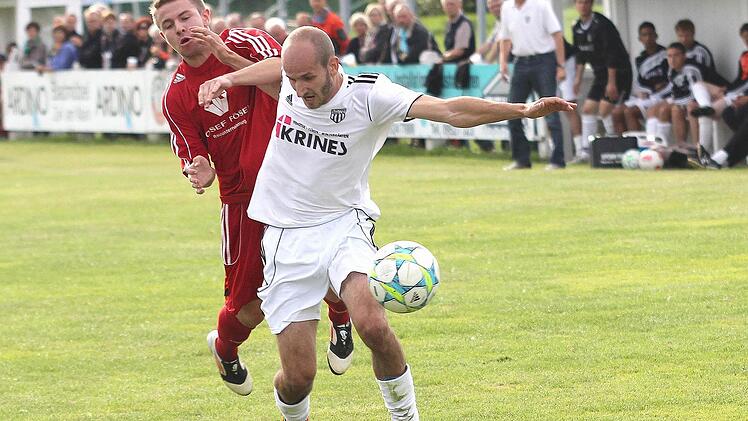 Florian Gundelsheimer (weißes Trikot) erzielte gegen Ammerthal den einzigen Sander Treffer und will diesmal mit seinen Mannschaftskameraden die ersten Punkte nach der Winterpause einfahren.