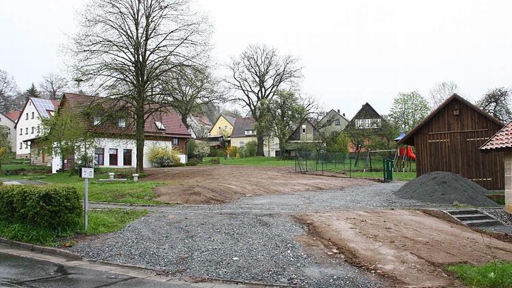 Der ungeliebte Löschwasser-Behälter ist verschwunden, das Gelände bald wieder im ursprünglichen Zustand. Foto: Katrin Geyer