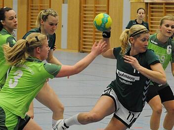 Energisch bringt sich Manuela Schäfer von der SG Garitz/Nüdlingen in Wurfposition gegen Stefanie Hergenröder (links) und Lisa Steinberger vom TV Weidhausen. Links: Julia Albert. Foto: Hopf