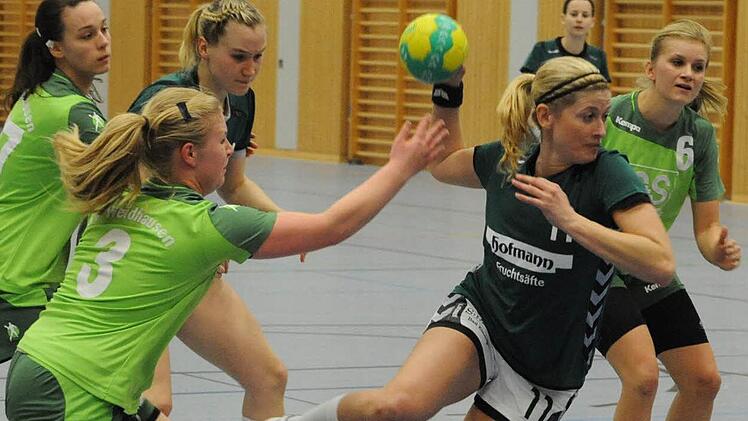 Energisch bringt sich Manuela Schäfer von der SG Garitz/Nüdlingen in Wurfposition gegen Stefanie Hergenröder (links) und Lisa Steinberger vom TV Weidhausen. Links: Julia Albert. Foto: Hopf