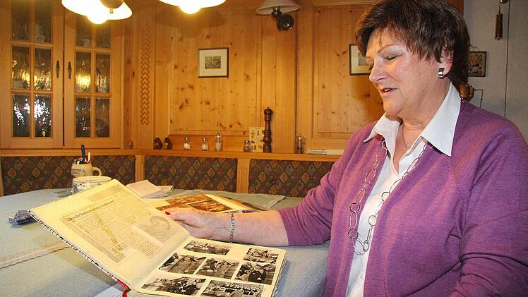 Gabriele Schübel hat in ihren Alben alle alten Bilder und Zeitungsberichte gesammelt. Fotos: Sonja Adam