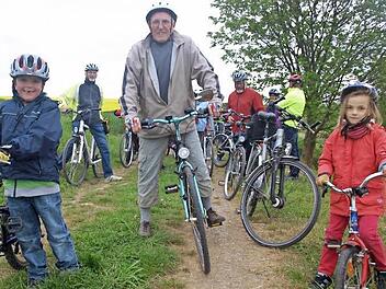 Hannes Federlein (6 Jahre, links) und Anna Beutert (6 Jahre, rechts) zusammen mit dem ältesten Teilnehmer, Erwin Schott (78 Jahre), beim Halt an der Wernquelle nahe Pfersdorf Foto: Stefan Geiger