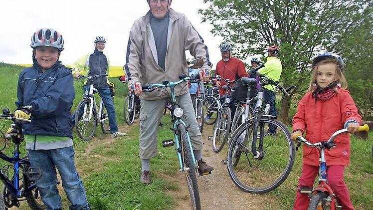 Hannes Federlein (6 Jahre, links) und Anna Beutert (6 Jahre, rechts) zusammen mit dem ältesten Teilnehmer, Erwin Schott (78 Jahre), beim Halt an der Wernquelle nahe Pfersdorf Foto: Stefan Geiger