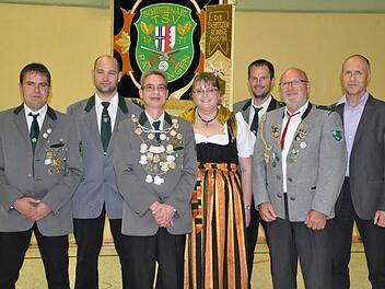 Das Rannunger Königshaus (v. l.): Alt-König Bernd Diemer, 2. Ritter und Schützenmeister Andreas Weigand, Schützenkönig Mario Kiesel, 1. Ritterin Melanie Kiesel, Fahnenträger Stefan Keß, stellvertretender Gauschützenmeister Otto Iff und TSV-Vorsitzender Werner Keller. Foto: Wiener