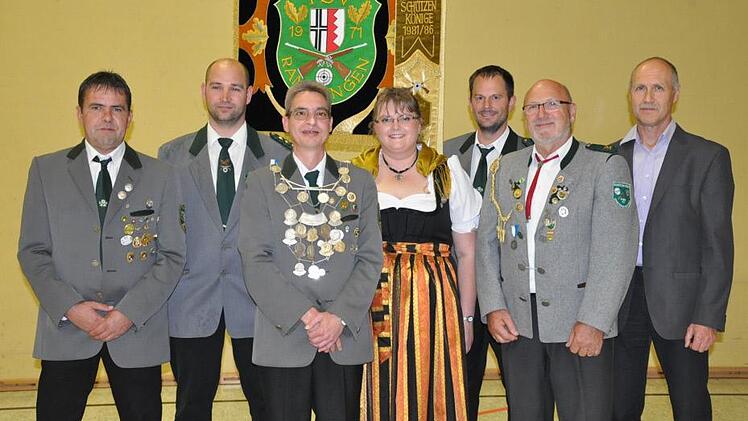 Das Rannunger Königshaus (v. l.): Alt-König Bernd Diemer, 2. Ritter und Schützenmeister Andreas Weigand, Schützenkönig Mario Kiesel, 1. Ritterin Melanie Kiesel, Fahnenträger Stefan Keß, stellvertretender Gauschützenmeister Otto Iff und TSV-Vorsitzender Werner Keller. Foto: Wiener