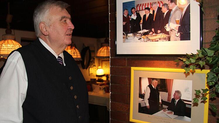 Günter Limmer ist stolz, dass er schon viele Promis bekocht hat - auch Spitzenpolitiker. Und seine flambierten Spieße hat Thomas Gottschalk "in jungen Jahren" genossen. Foto: Sonja Adam