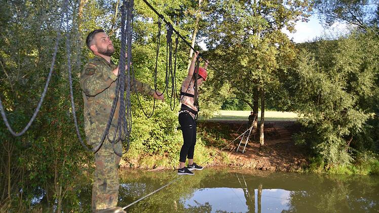 Das Überwinden von Gewässern über den doppelten Seilsteg hieß diese Station. Bei den Besuchern fand sie großen Anklang, immer wieder probierten sie aus, die Seiten der Fränkische Saale zu wechseln. Foto: Kathrin Kupka-Hahn