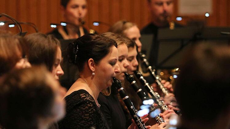 Begeisterten Beifall verdiente sich die Blaskapelle Meeder bei ihrem Jahreskonzert in der ausverkauften Schulturnhalle. Foto: Jochen Berger