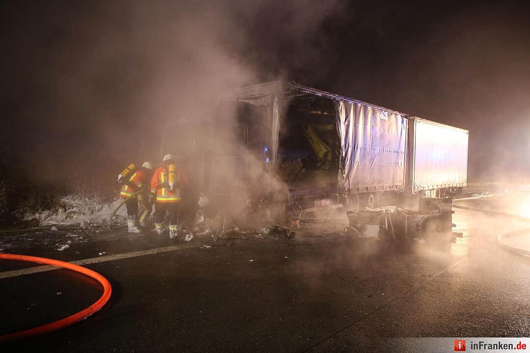Brennender Lastwagen blockiert Autobahn - A9 beidseitig aufgrund Rauchentwicklung gesperrt