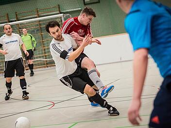 Schafft der SSV Kasendorf den Titel-Hattrick beim Rundschau-Cup? Hier seine Szene aus dem Vorjahr, als der SSV auf den TSV 08 Kulmbach (rote Trikots) traf. Foto: Alexander Muck