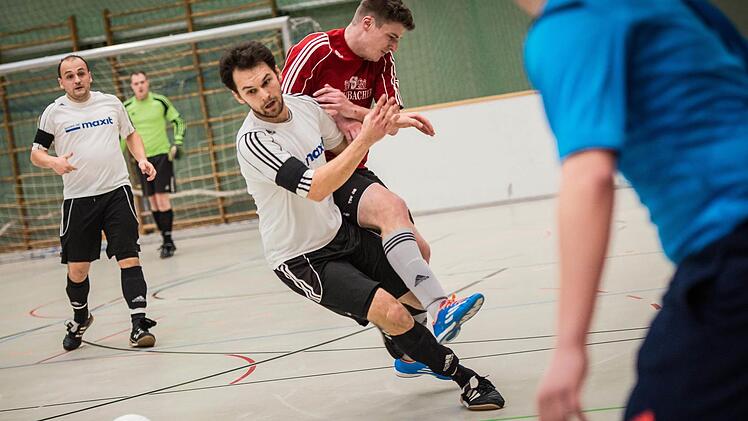 Schafft der SSV Kasendorf den Titel-Hattrick beim Rundschau-Cup? Hier seine Szene aus dem Vorjahr, als der SSV auf den TSV 08 Kulmbach (rote Trikots) traf. Foto: Alexander Muck