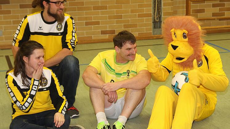 Die Spieler des FC FED-OLÉ begrüßten ihr neues  Maskottchen.Michael Stelzner