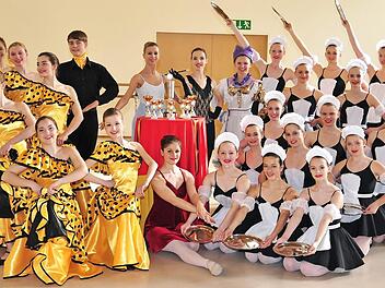 Der Tanzboden in der Ballettschule "On Point" Haßfurt, der "Boden" für deren große Erfolge, soll ausgetauscht werden. Dazu gewährt die Stadt Haßfurt einen Zuschuss. Das Bild zeigt die Schülerinnen der Leistungsklasse drei sowie Dominic Then, die ihre Tänze beim 14. deutschen Ballettwettbewerb in Fürstenfeldbruck vor einigen Jahren mit großem Erfolg präsentiert hatten. Foto: Ulrike Langer/Archiv