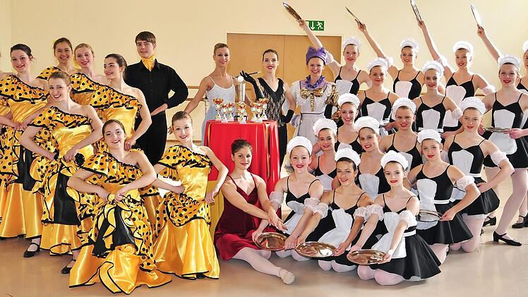 Der Tanzboden in der Ballettschule "On Point" Haßfurt, der "Boden" für deren große Erfolge, soll ausgetauscht werden. Dazu gewährt die Stadt Haßfurt einen Zuschuss. Das Bild zeigt die Schülerinnen der Leistungsklasse drei sowie Dominic Then, die ihre Tänze beim 14. deutschen Ballettwettbewerb in Fürstenfeldbruck vor einigen Jahren mit großem Erfolg präsentiert hatten. Foto: Ulrike Langer/Archiv