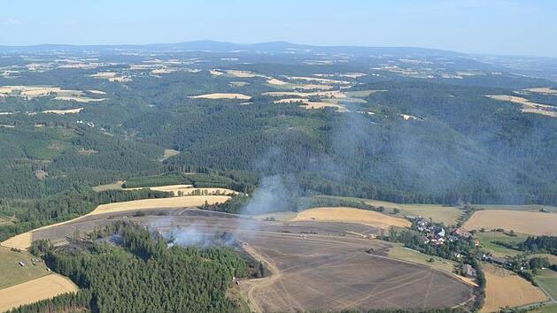Wie mit dem Lineal gezogen sind die R&auml;nder des Fl&auml;chenbrandes, was offenbar der pl&ouml;tzlichen &Auml;nderung der Windrichtung geschuldet ist. Das Feuer hatte auch ein einzelnes Geh&ouml;ft (rechts unten) bedroht.Landratsamt