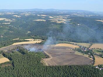 Wie mit dem Lineal gezogen sind die Ränder des Flächenbrandes, was offenbar der plötzlichen Änderung der Windrichtung geschuldet ist. Das Feuer hatte auch ein einzelnes Gehöft (rechts unten) bedroht.Landratsamt