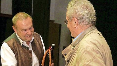 SPD-Ortsvorsitzender Dieter Leicht (links) dankte den Münchner Alt-OB Christian Ude dafür, dass er anlässlich des 100-jährigen Bestehens der Staffelsteiner SPD einen humorvollen Vortrag hielt. Foto: Mario Deller
