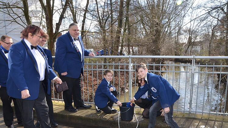 Früh übt sich: Die Jung-Elferräte Gideon, Letizian und Aurora (verdeckt) waschen ihre Geldbeutel aus. Die altgedienten Narren waren vorangegangen und beobachten, wie der Nachwuchs sich bei dem traditionellen Zeremoniell schlägt.  Fotos: Bernhard Panzer
