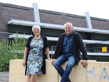 Rosina Eckert und Norbert Schreiner setzen sich für den Erhalt des Hallenbad-Gebäudes ein und wollen eine Umnutzung als Veranstaltungsraum. Über die Zukunft des Gebäudes ist das letzte Wort noch nicht gesprochen. Thomas Malz