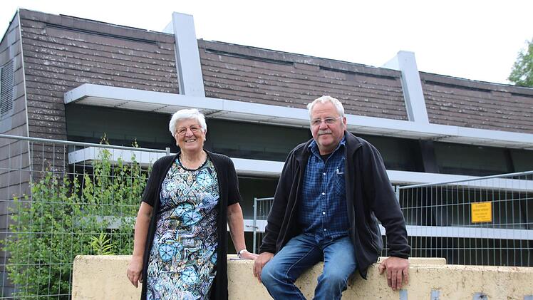 Rosina Eckert und Norbert Schreiner setzen sich für den Erhalt des Hallenbad-Gebäudes ein und wollen eine Umnutzung als Veranstaltungsraum. Über die Zukunft des Gebäudes ist das letzte Wort noch nicht gesprochen. Thomas Malz