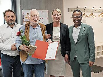 Das Bild zeigt (v. l.) Leo Ö. Göksu , Klaus Thormann, Anna Röser und Nasser Ahmed.