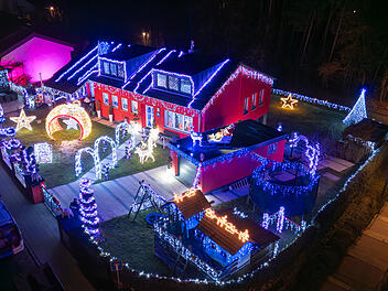 100.000 Lichter für Weihnachtszauber: Das Weihnachtshaus von Schwaig glänzt heller als je zuvor