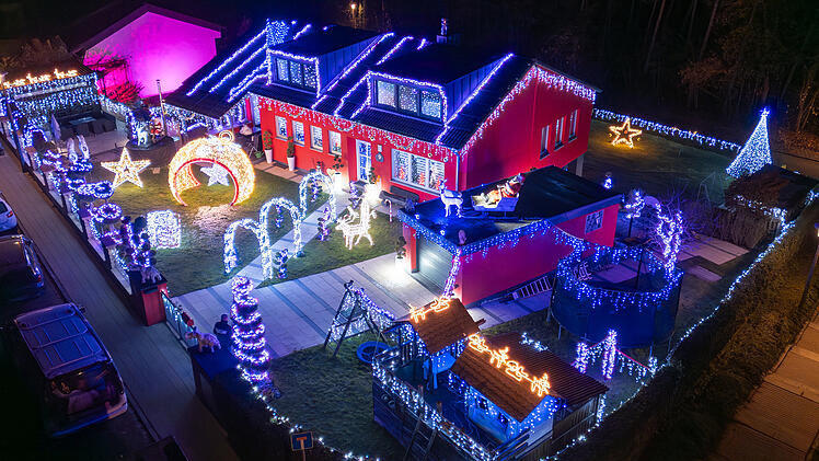 100.000 Lichter für Weihnachtszauber: Das Weihnachtshaus von Schwaig glänzt heller als je zuvor